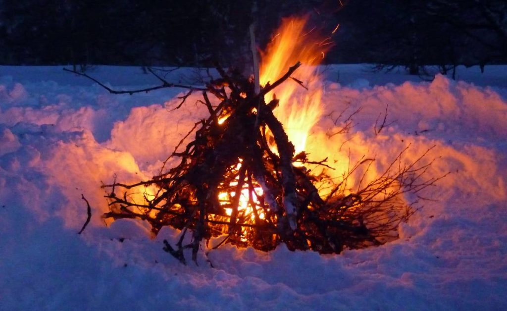 faire du feu dans la neige