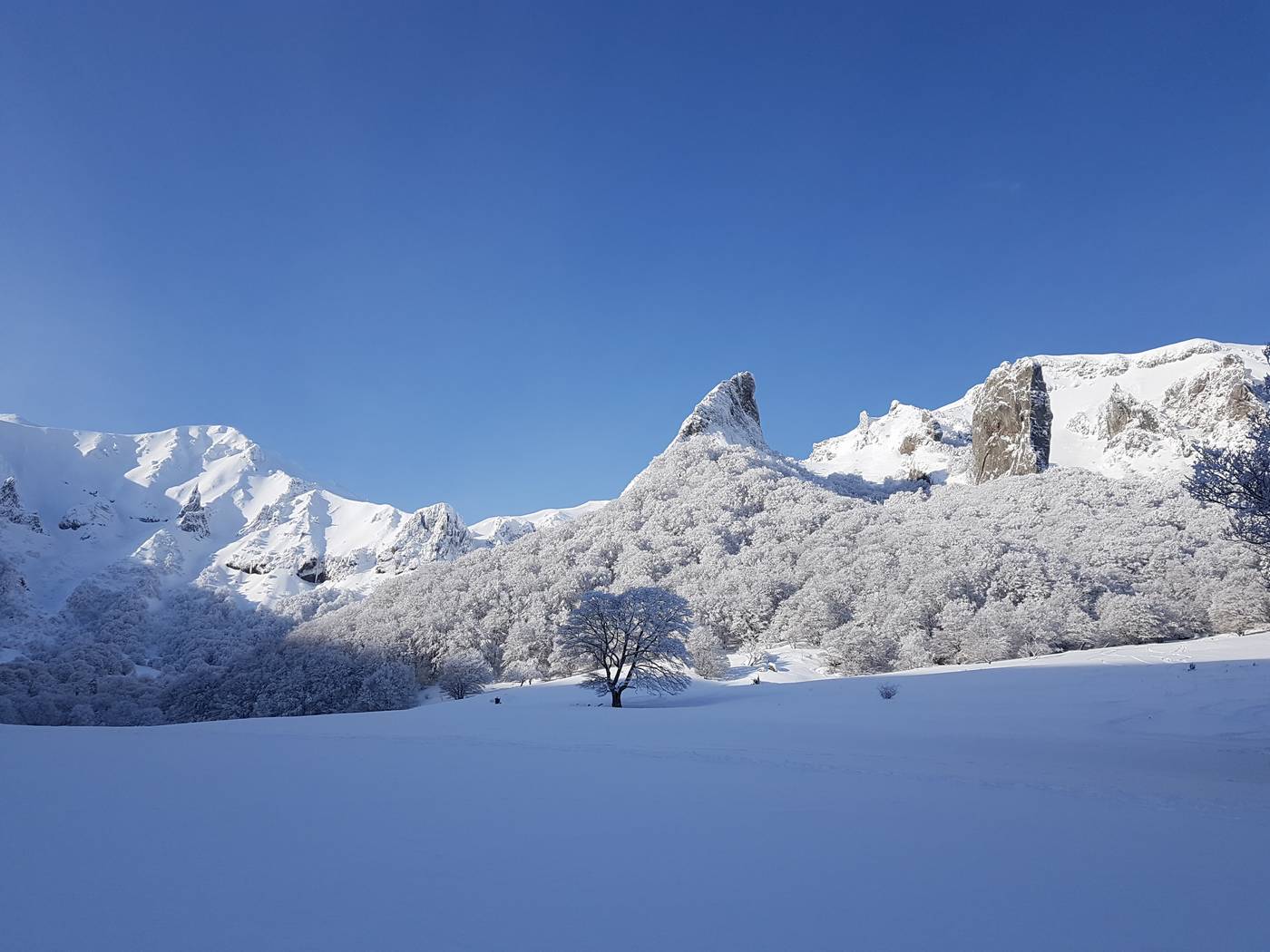 Vallée de Chaudefour sous la neige en hiver