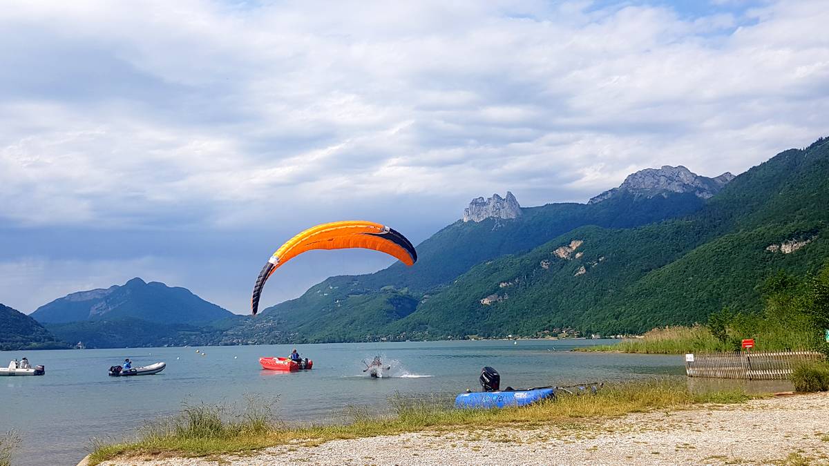 atterrissage parapente dans le lac d'Annecy lors d'un SIV
