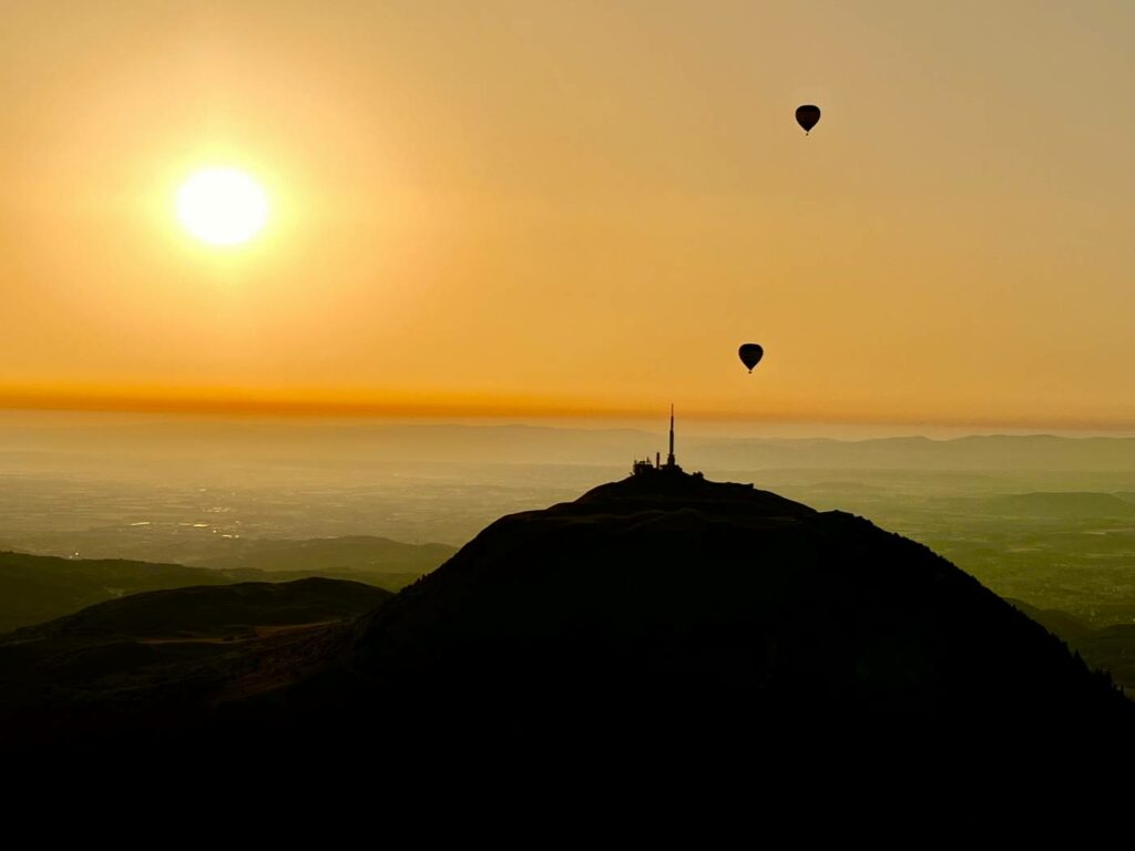 coucher de soleil au Puy de Dôme en montgolfière