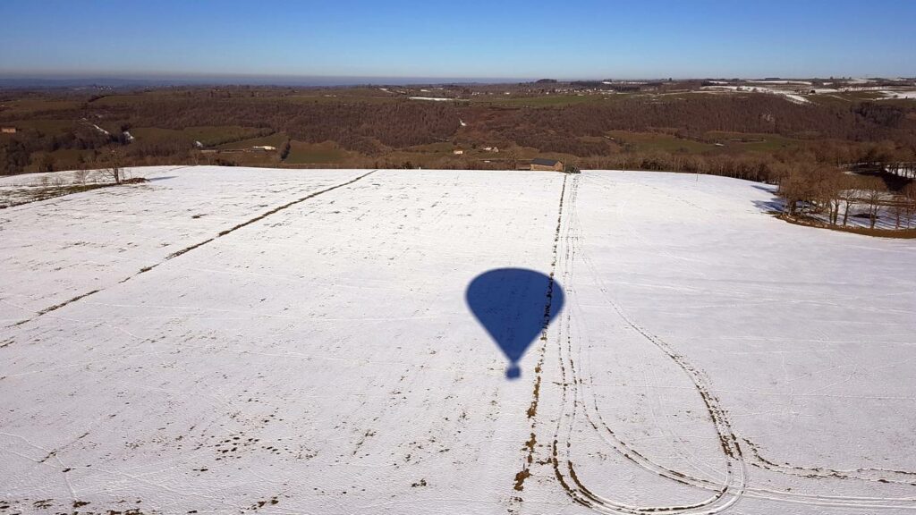 ombre montgolfière en cours d'atterrissage en Auvergne