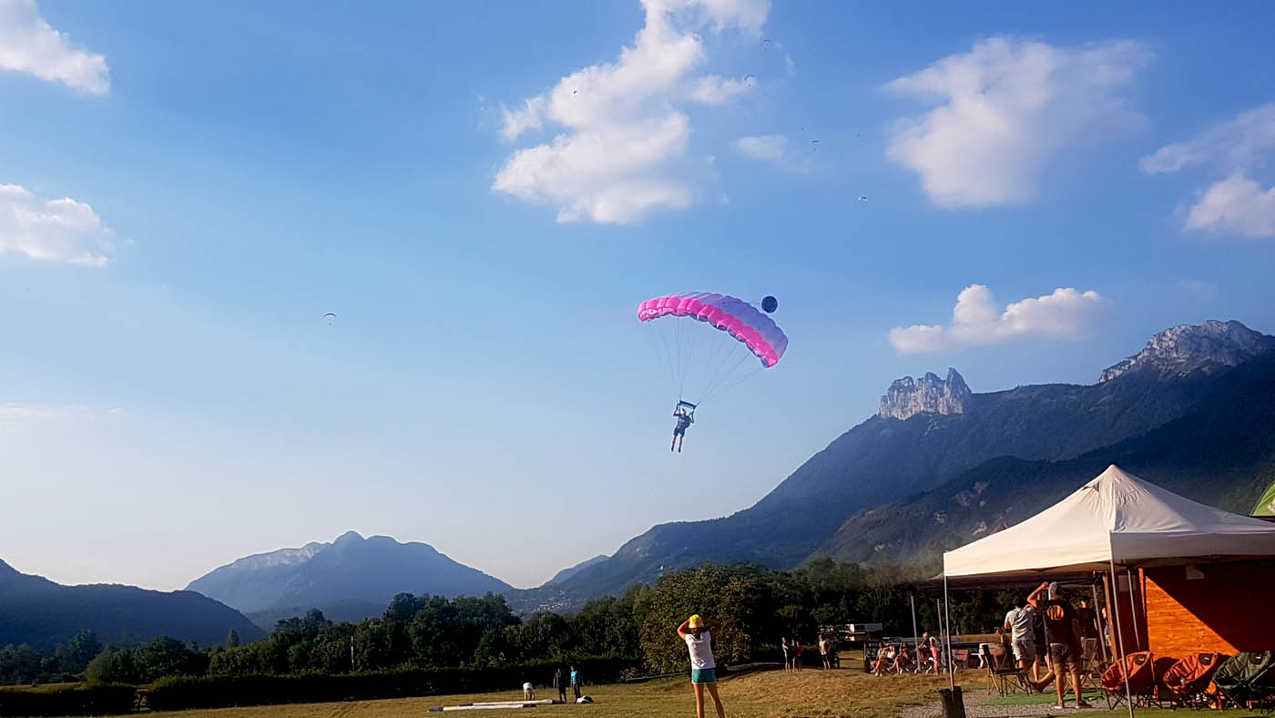 parachute à caisson utilisé en base jump