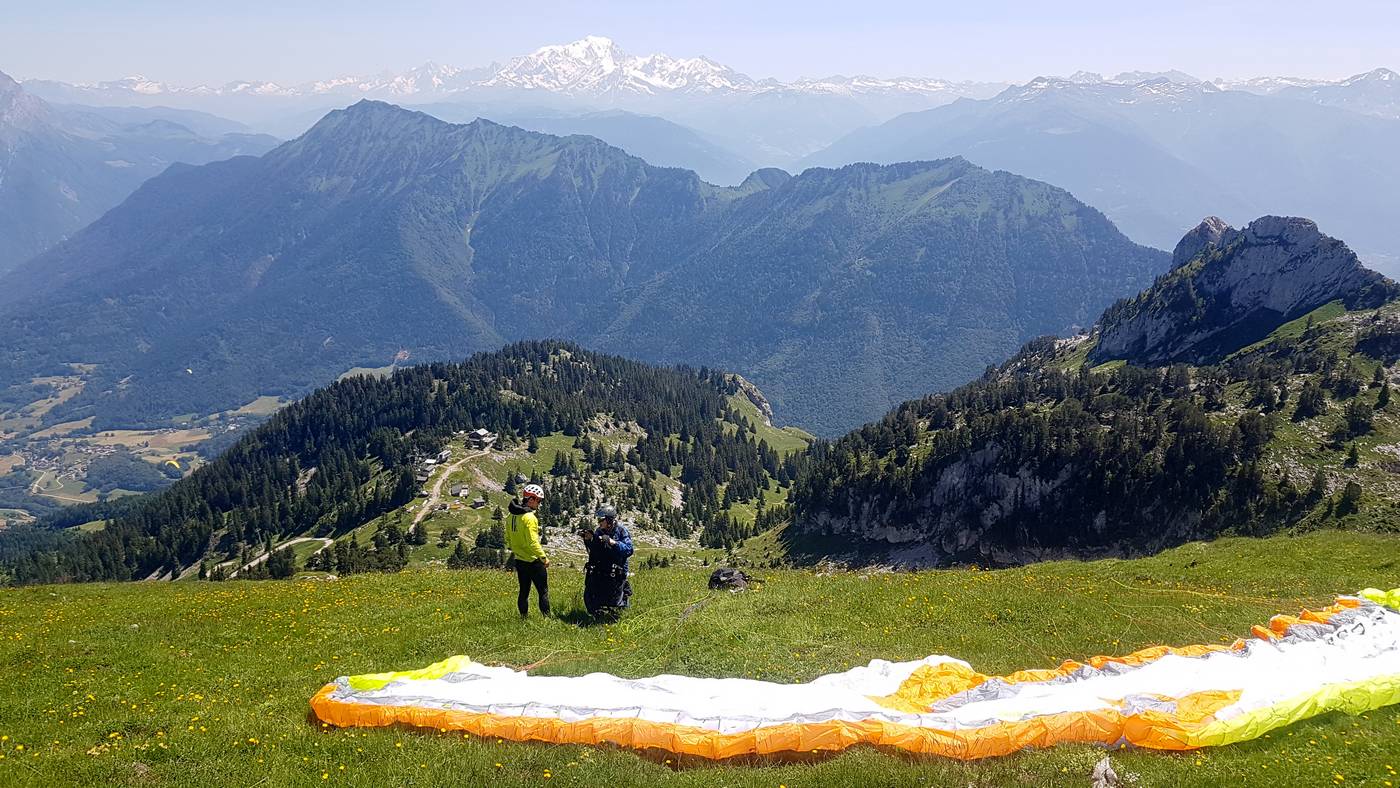 préparation voile biplace à la Sambuy face au Mont Blanc