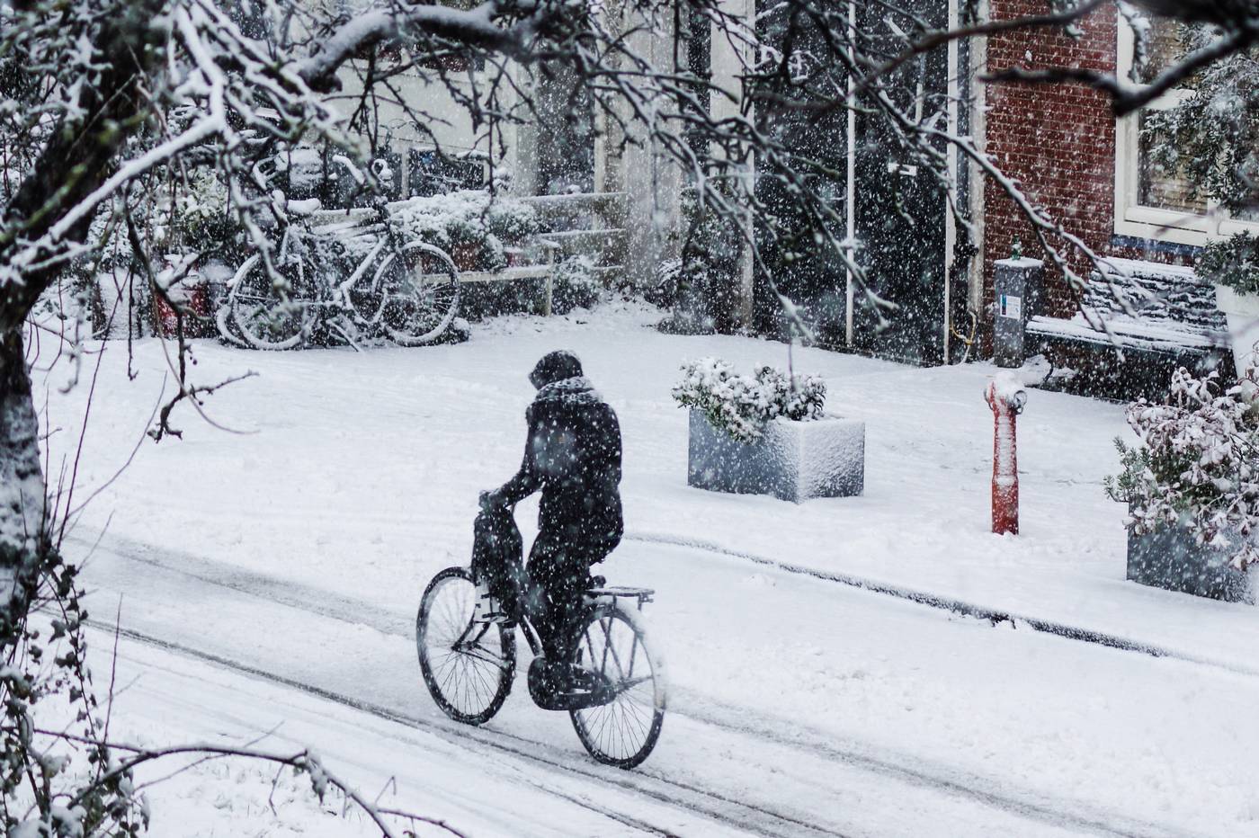 gants chauffants pour vélo dans la neige