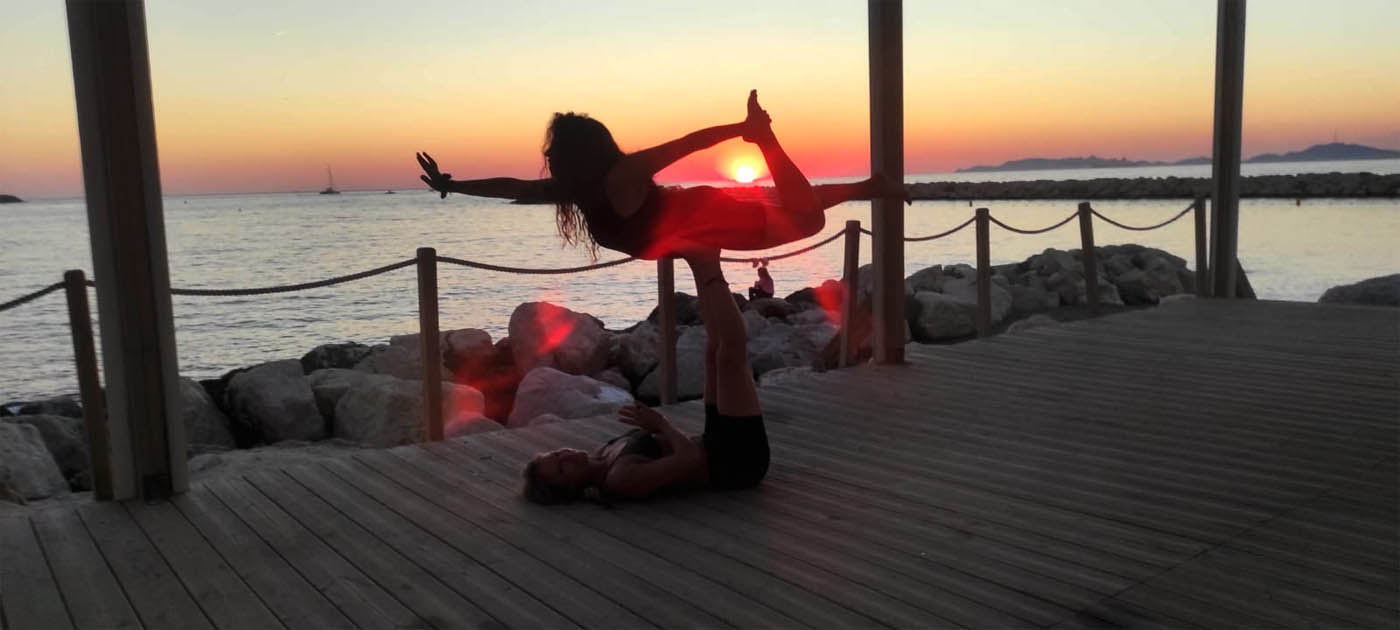 acro yoga couché de soleil