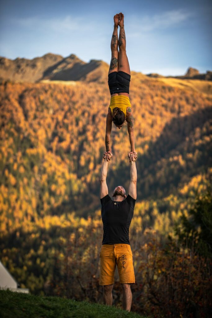 acroyoga hand to hand