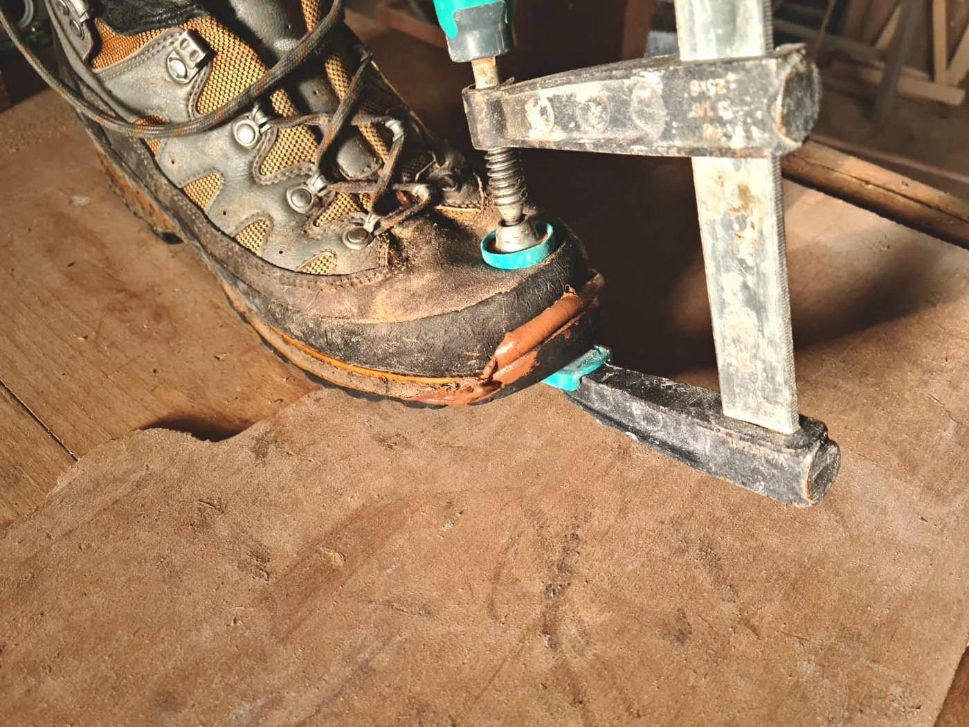 mise en pression collage chaussure alpi