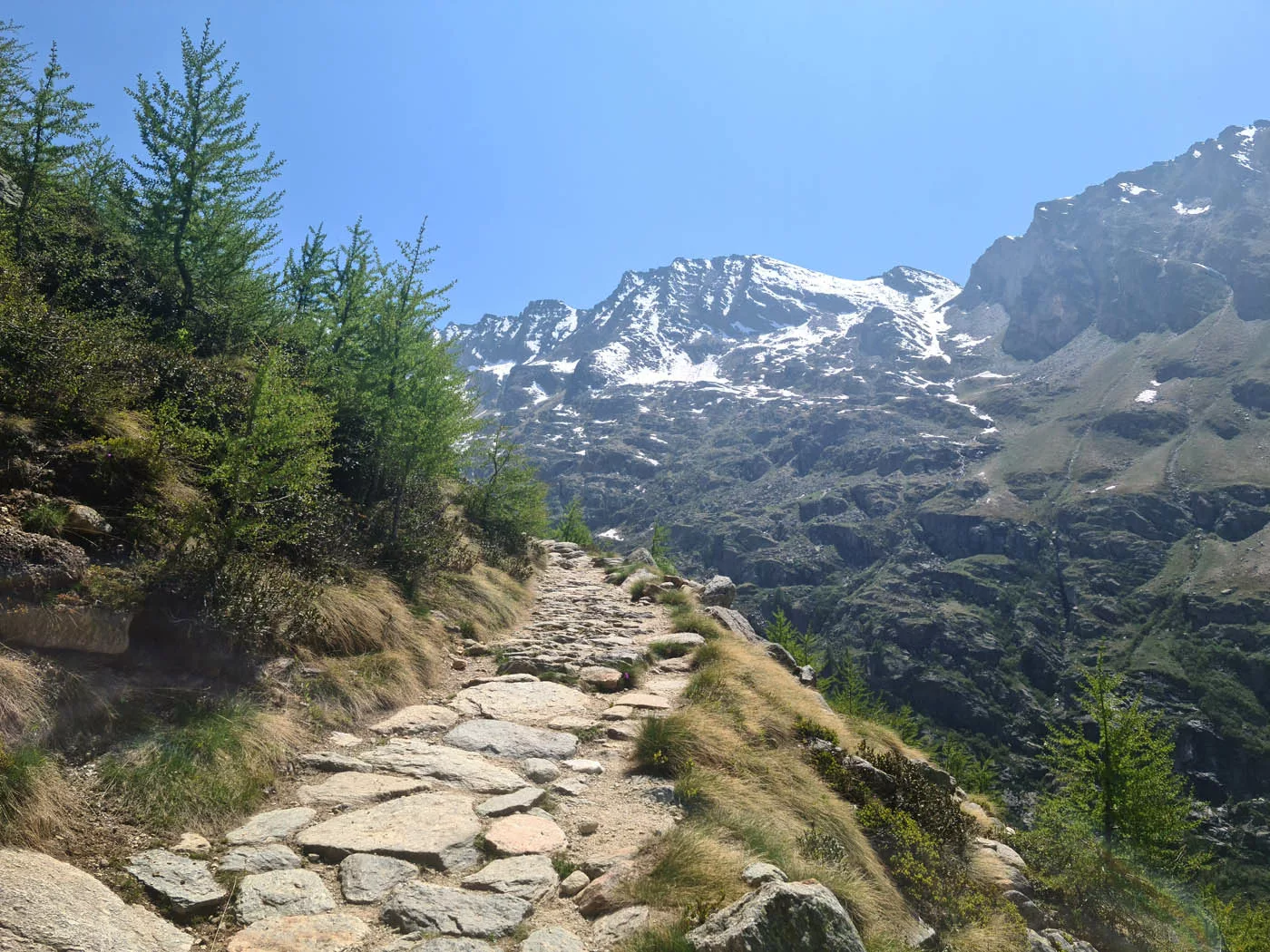 chemin en pierre refuge victor emmanuel 2
