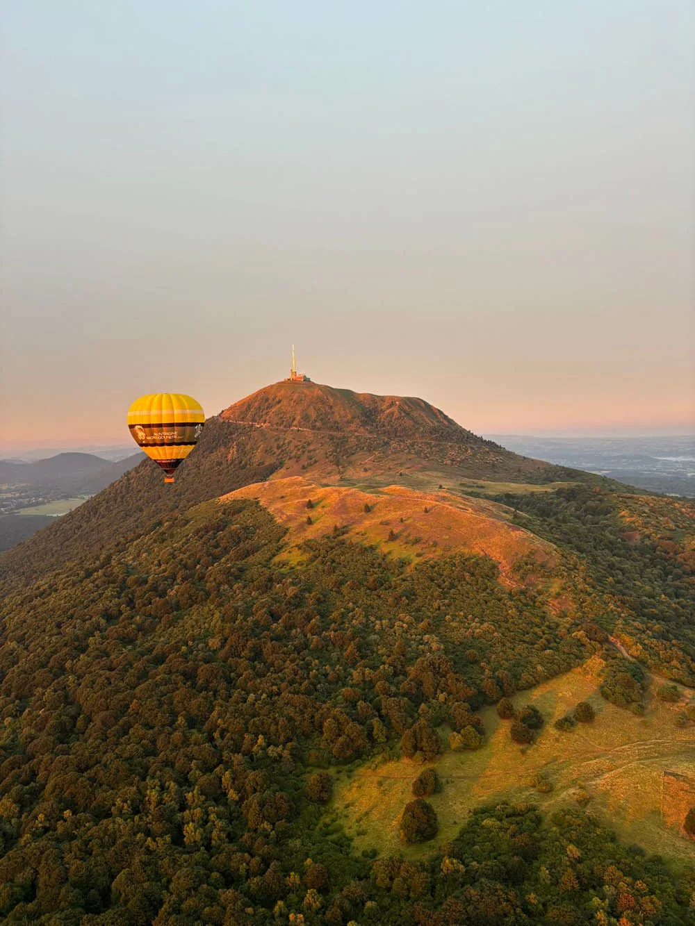 survol du puy de dôme en ballon