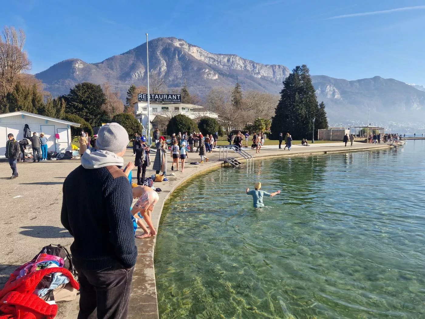 baignade dans le lac d'Annecy en hiver