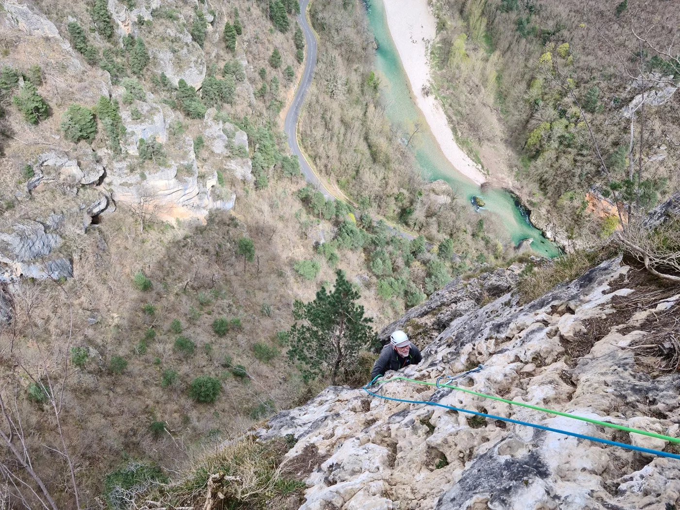 une vue imprenable dans L4 - grande voie au roc aiguille