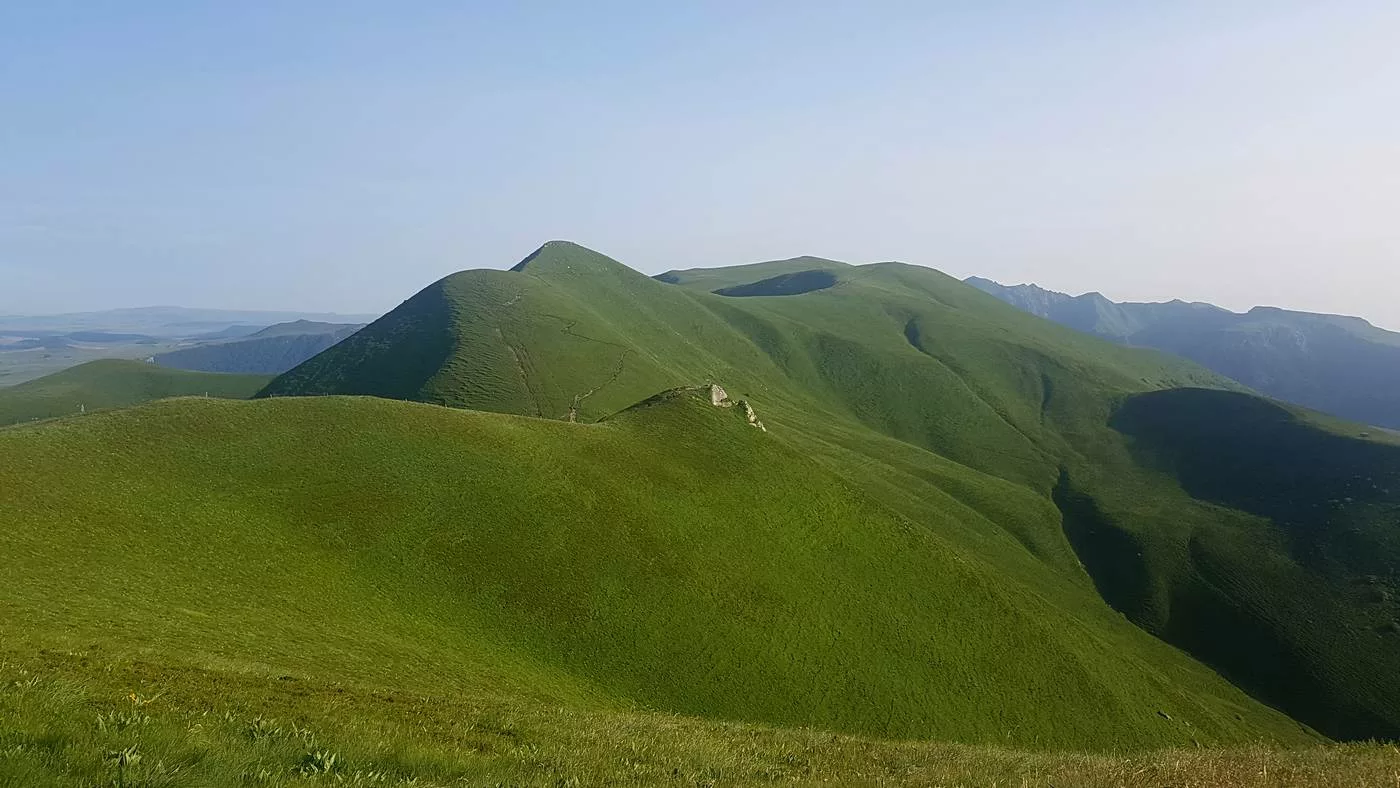 randonnée sur les Monts Dore en début d'été