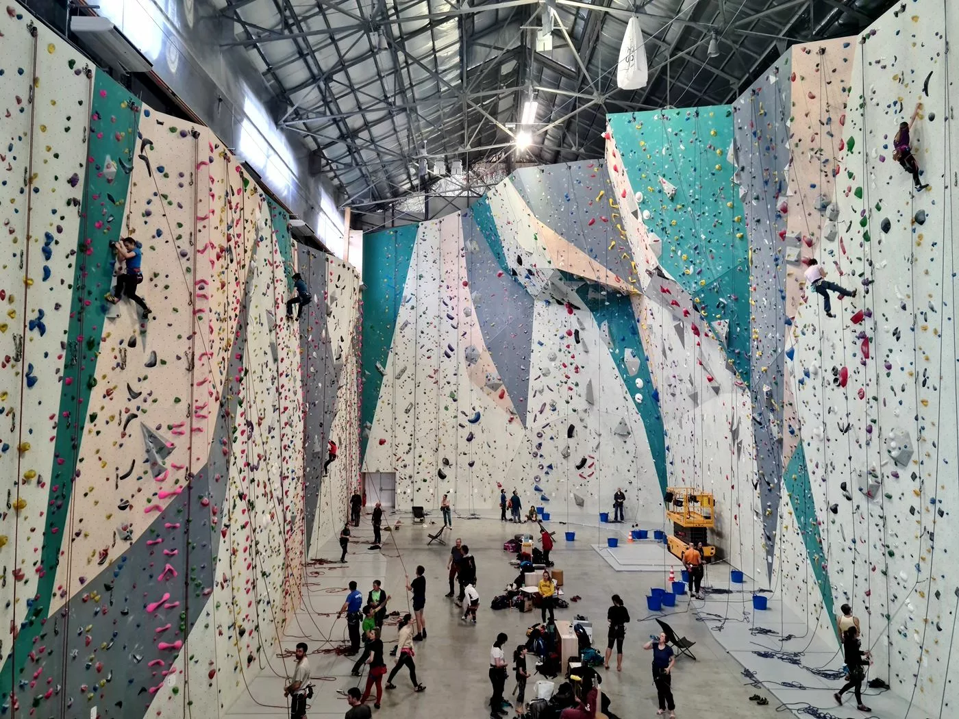 salle escalade de voie avec corde