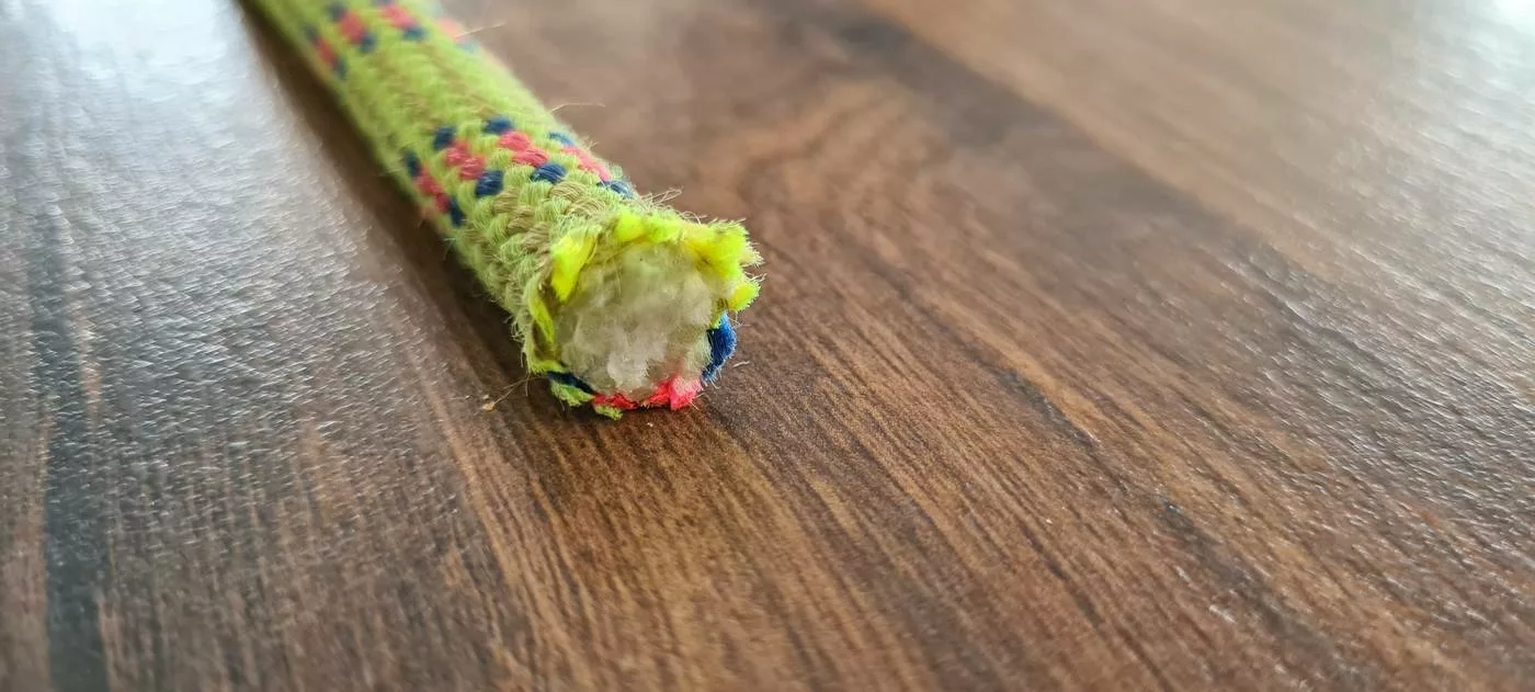 vue en coup d'une corde d'escalade dynamique