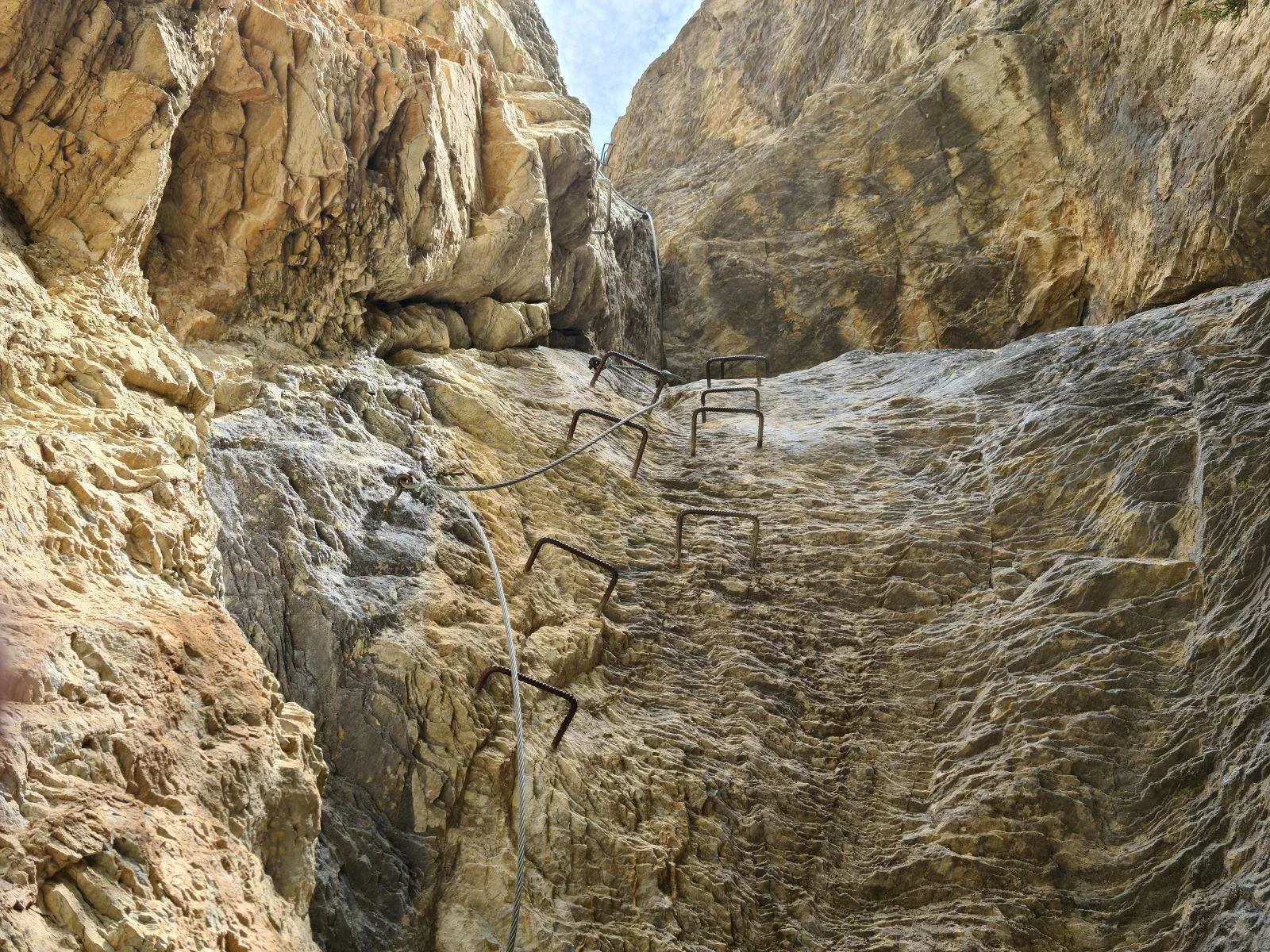 barreaux d'une section verticale de via ferrata