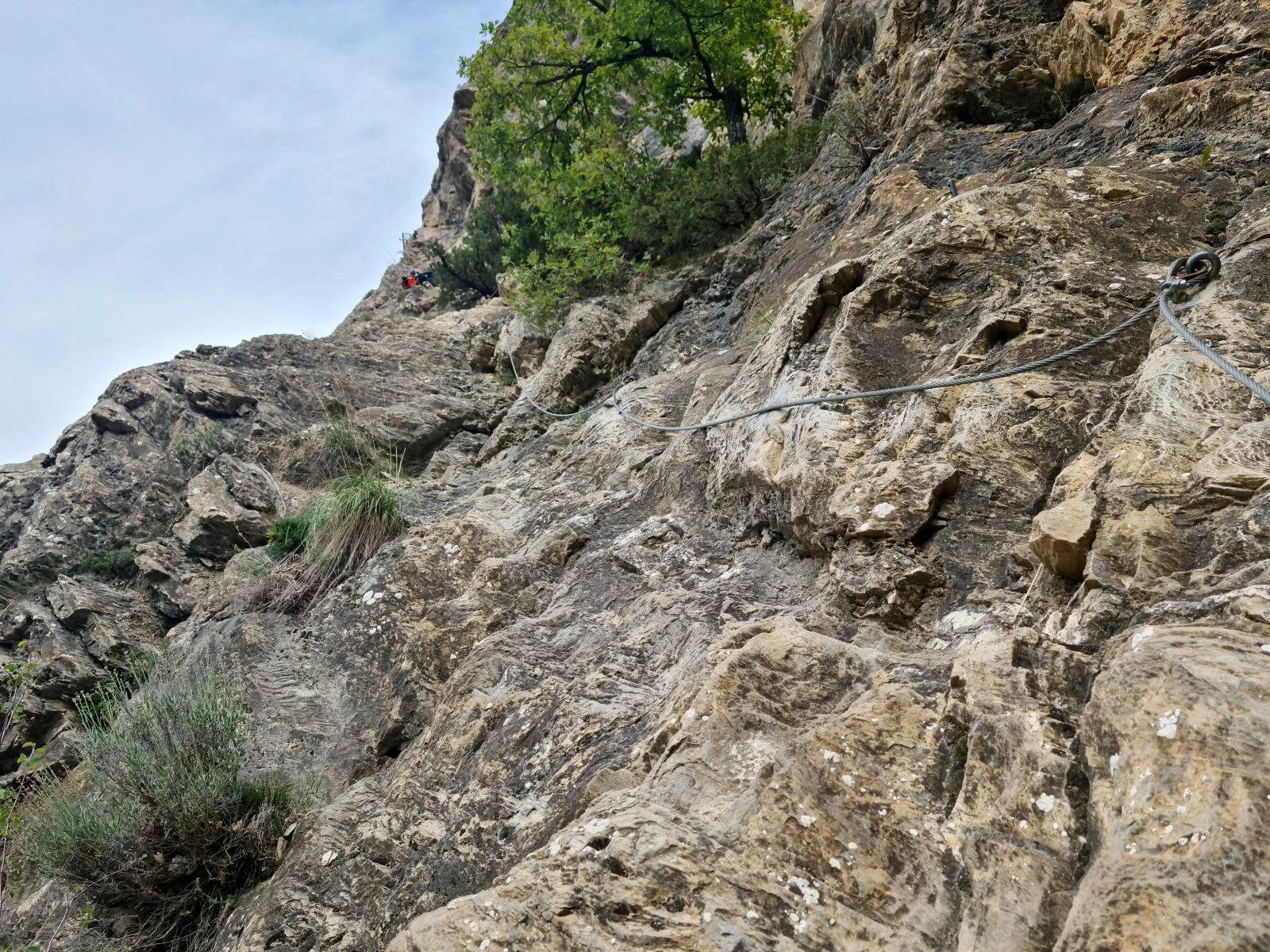 câble métallique et ancrage d'une ligne de vie de via ferrata