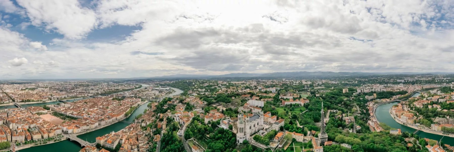 Hélicoptère en vol au-dessus de la campagne près de Lyon